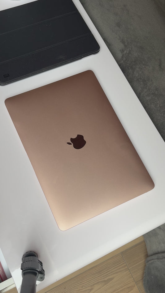 Housse MacBook Artisanale – Édition "Douceur de Février"